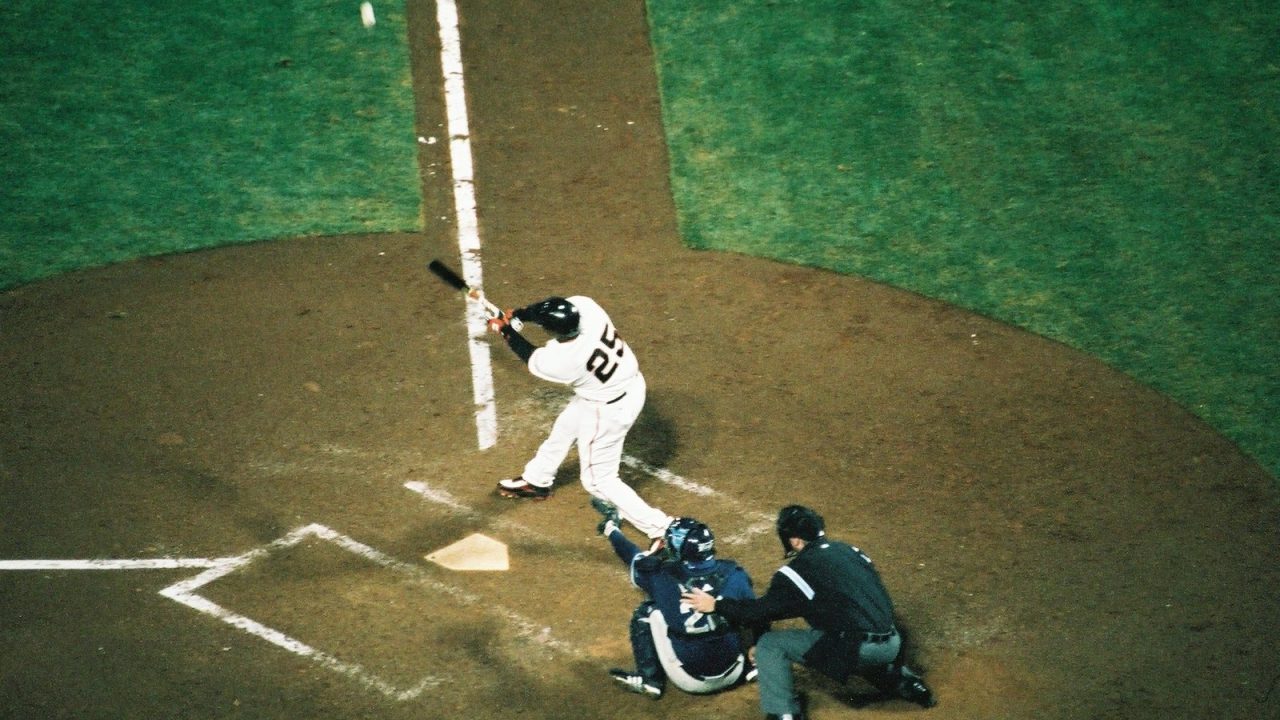 Barry Bonds swinging and fouling off a pitch from Chris Young in a 2007 Giants vs. Padres game